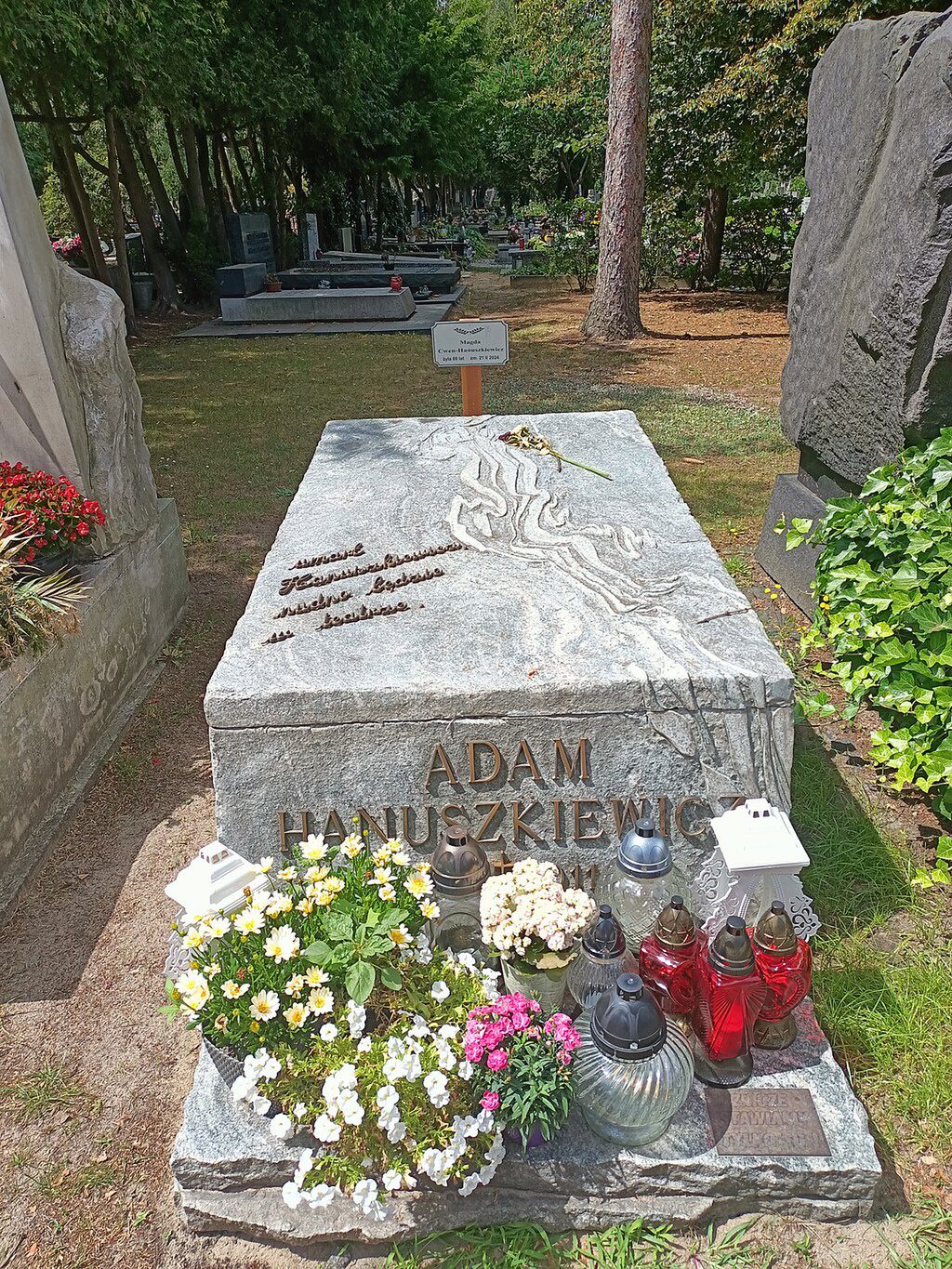 Grób Magdaleny Cwenówny i Adama Hanuszkiewicza