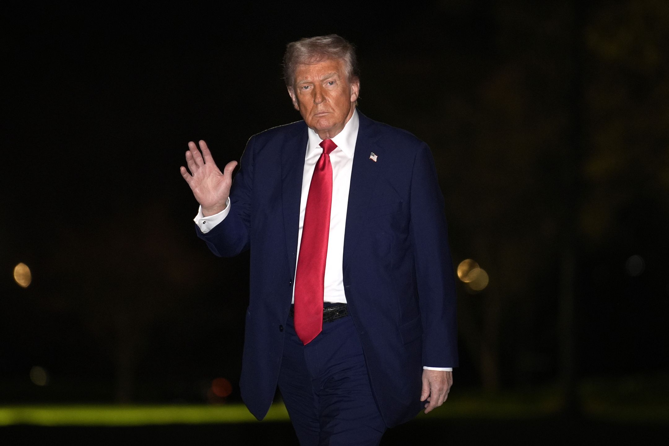 US President Donald Trump waves as he walks on the South Lawn of the White House in Washington, DC, USA, 30 March 2025 upon his return from Florida. EPA/Yuri Gripas / POOL Dostawca: PAP/EPA.