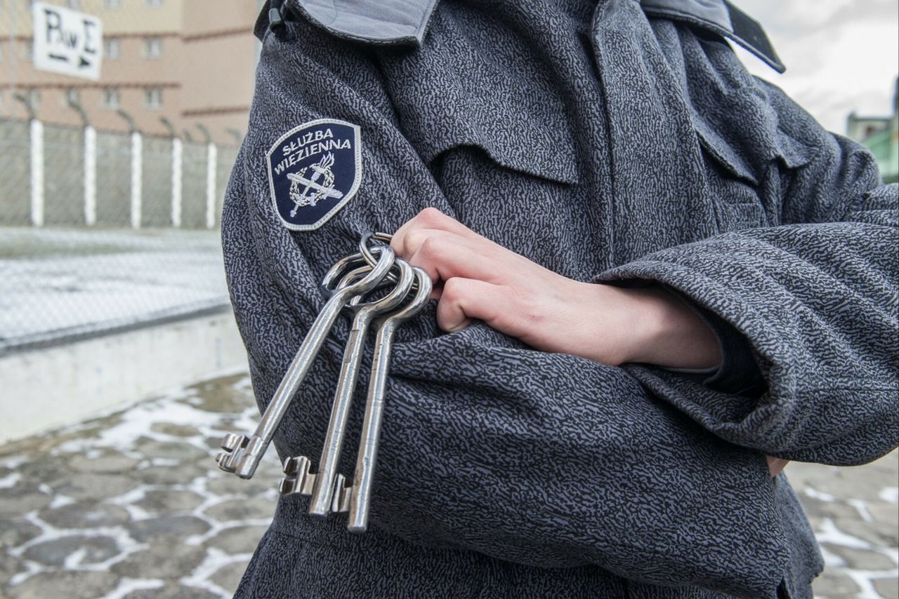 Szukają ludzi do pracy w służbach. Kuszą urlopem i dodatkami