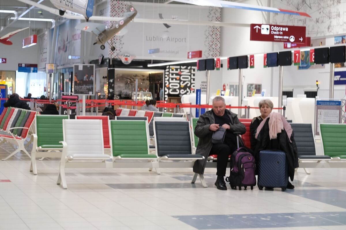 Pasażerowie na lotnisku w Świdniku