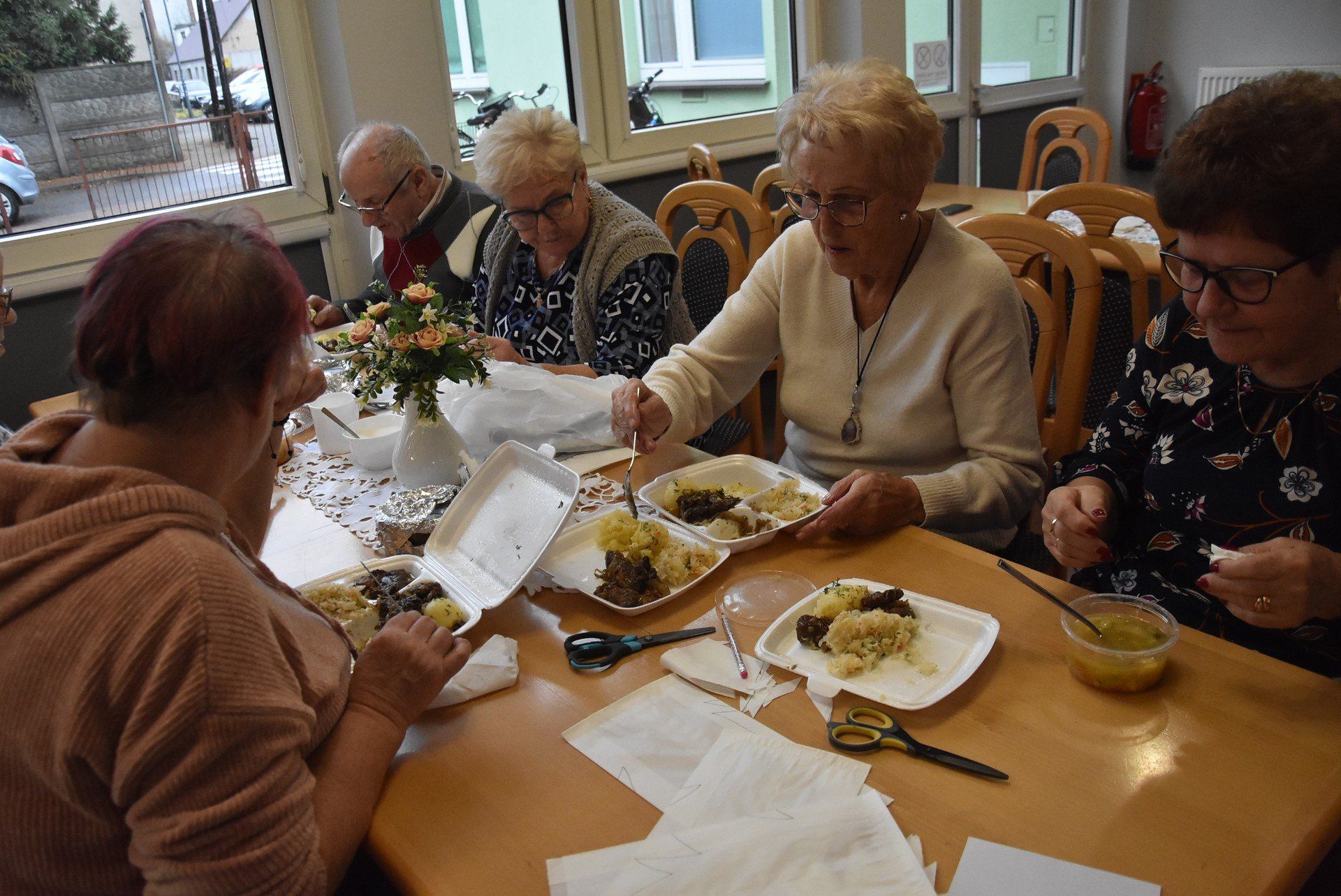 Tak zwyczajna czynność jak obiad ma dla seniorów wielkie znaczenie