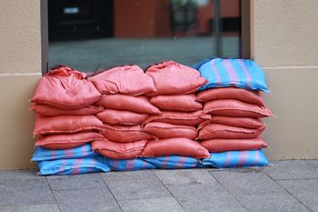 Gmina Wieluń szykuje się na obfite opady deszczu. Mieszkańcy mogą odebrać worki z piaskiem w trzech punktach
