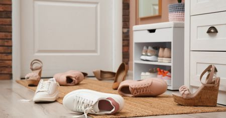 Jak ogarnąć przedpokój na jesień? Sprytne patenty na buty, kurtki i wszechobecne błoto
