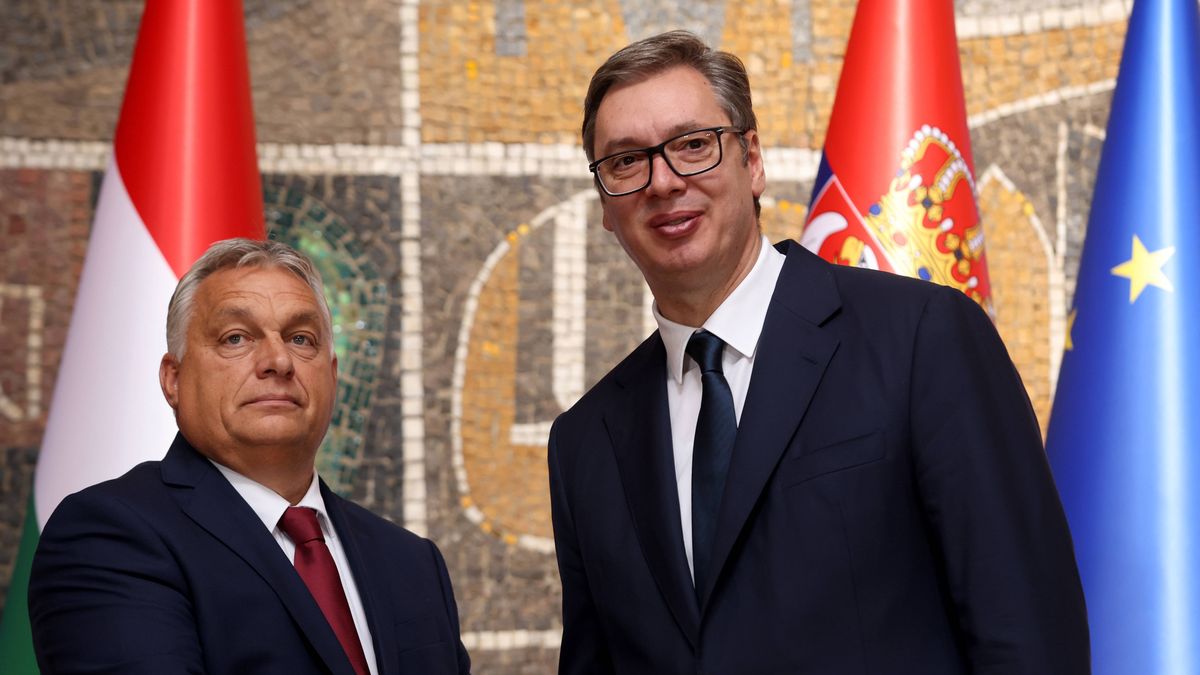 Hungary's Prime Minister Viktor Orban visits Belgrade
epa10889905 Serbian President Aleksandar Vucic (R) and Hungary's Prime Minister Viktor Orban (L) shake hands after a press conference in Belgrade, Serbia, 29 September 2023. Prime Minister Orban is on an official visit to Serbia.  EPA/ANDREJ CUKIC 
Dostawca: PAP/EPA.
ANDREJ CUKIC