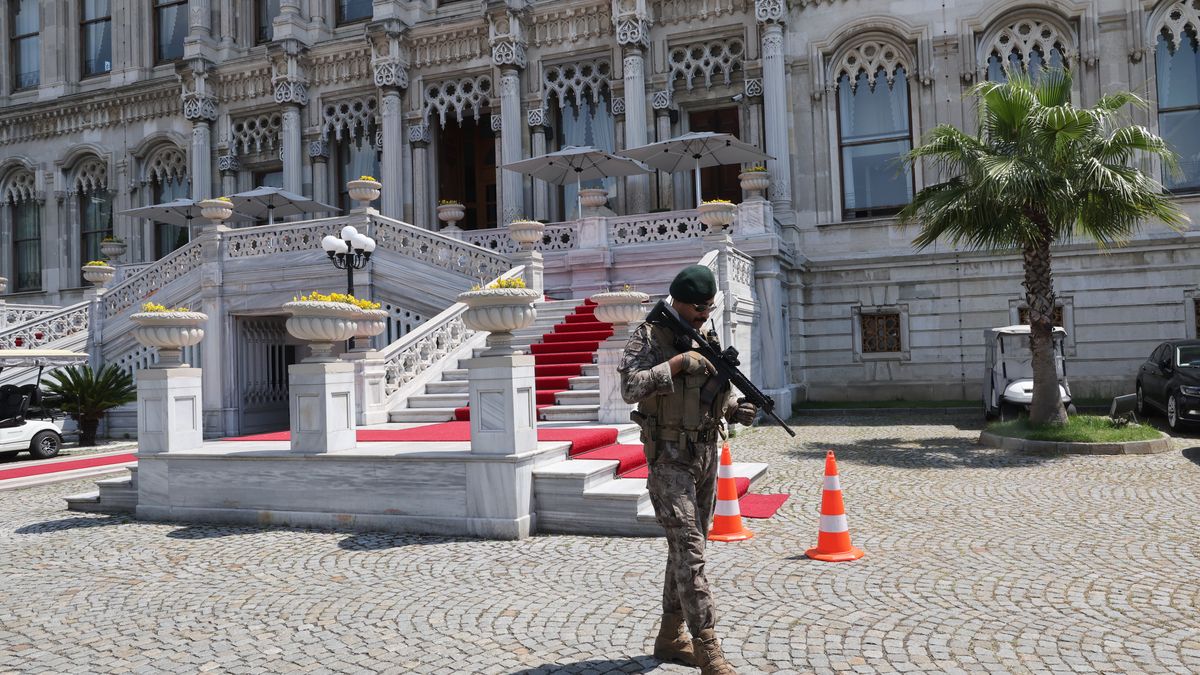 A member of Turkish special police forces stands guard in front of Ciragan Palace prior to second meeting between Russian and Ukranian delegations for peace talks in Istanbul, Turkey, 02 June 2025. EPA/TOLGA BOZOGLU Dostawca: PAP/EPA.