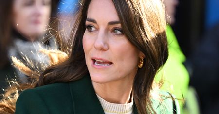 Księżnej Kate zrzedła mina. Nieprzyjemny incydent podczas spotkania z poddanymi
