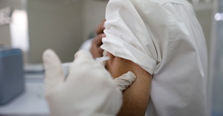 Ile osób musi się zaszczepić, aby pandemia ustąpiła? Ekspert