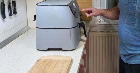 Onkolog o groźnym błędzie. Jedzenie z airfryera staje się rakotwórcze