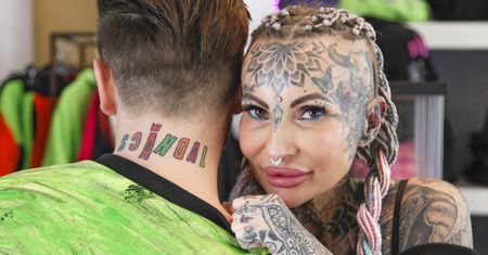 "Królowe życia". Adrianna Eisenbach założyła bikini i pręży się nad basenem. Jest z nią młodziutki chłopak