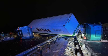 Wypadek na S7 w Skarżysku-Kamiennej. Tiry zablokowały trasę