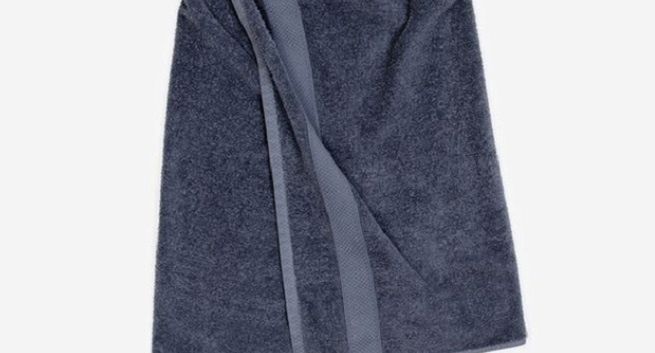 Spódnica frotte w wiosennej kolekcji Balenciaga, IKEA oferuje podobną za 900 dolarów mniej