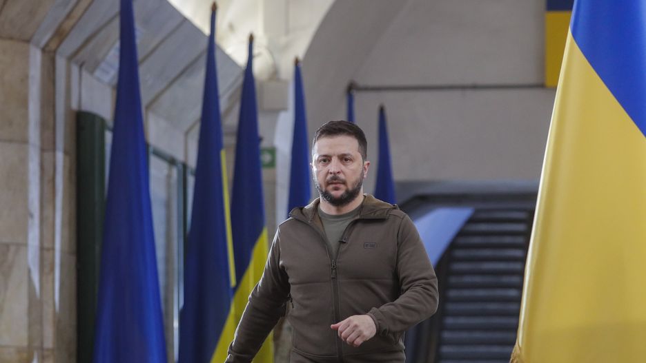 Ukrainian President Volodymyr Zelensky arrives for his press conference in Kyiv, Ukraine, 23 April 2022, amid Russian invasion. EPA/SERGEY DOLZHENKO Dostawca: PAP/EPA.