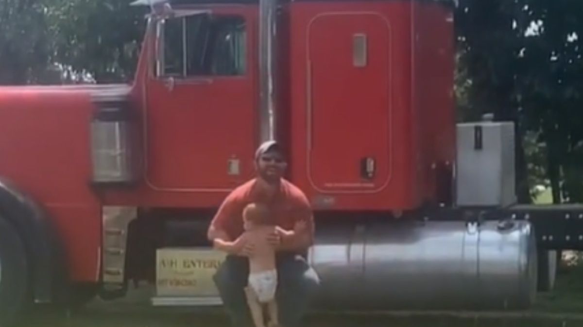 Kiedy tata wraca do domu, jego mały synek nie potrafi powstrzymać wybuchu radości 