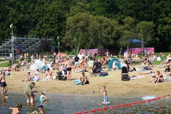 Poznań: Gorący weekend nad wodą. Tłumy na plaży nad Rusałką