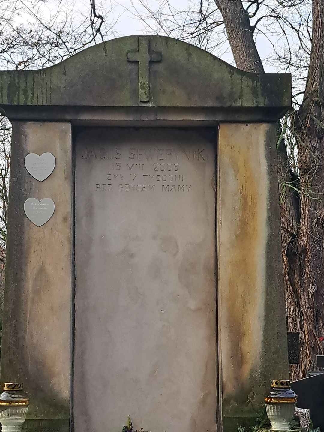 Napis informujący o tym, kto jest w nim pochowany.