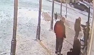 Pracownik ochrony zwrócił im uwagę. Ruszyli na niego z pięściami