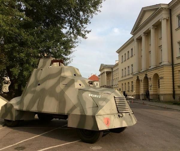 Odrestaurowany skarb Powstania Warszawskiego przed bramą UW