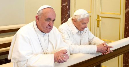 Największa tajemnica Franciszka. Benedykt XVI dał mu skrzynię