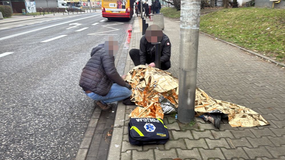 Warszawa: Starsza kobieta zasłabła na ulicy. Pomogli jej policjanci z Woli