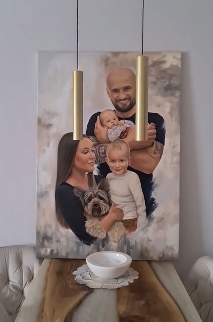 Mała Ania ma w domu obraz własnej rodziny 