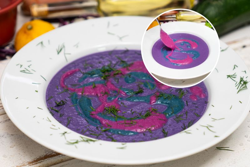 Zupa z czerwonej kapusty, która zmienia kolory. Przepis krok po kroku już czeka