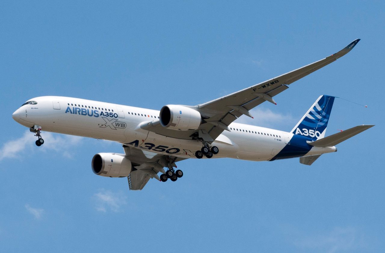 Airbus A350 serii 900 nad lotniskiem w Tuluzie