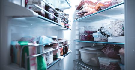 8 produktów, które prawdopodobnie źle przechowujesz. Czas wyciągnąć mleko z drzwi lodówki