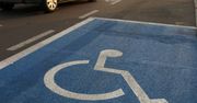 Warszawa: Miejsca dla niepełnosprawnych kontra brak parkingów. Spór na warszawskiej ulicy