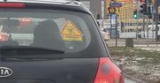 Jeździsz z taką naklejką na szybie? Zerwij, zanim dojdzie do tragedii