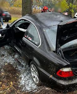 Kierowca BMW uderzył w drzewo, auto się zapaliło. Ranny 17-latek