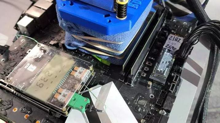 Core i9-12900K przy użyciu ciekłego azotu