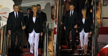 Agata i Andrzej Dudowie wyłaniają się z polskiego samolotu na amerykańskiej ziemi. Pierwsza dama pokazała klasę? (ZDJĘCIA)