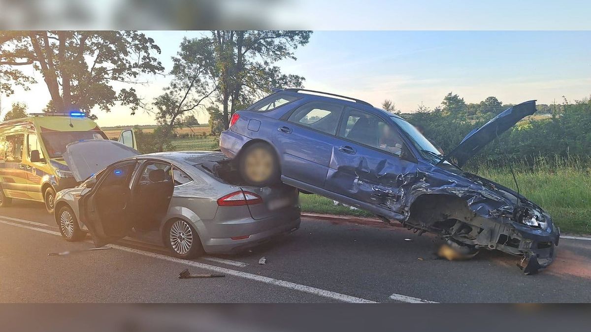 Subaru zatrzymało się na bagażniku forda