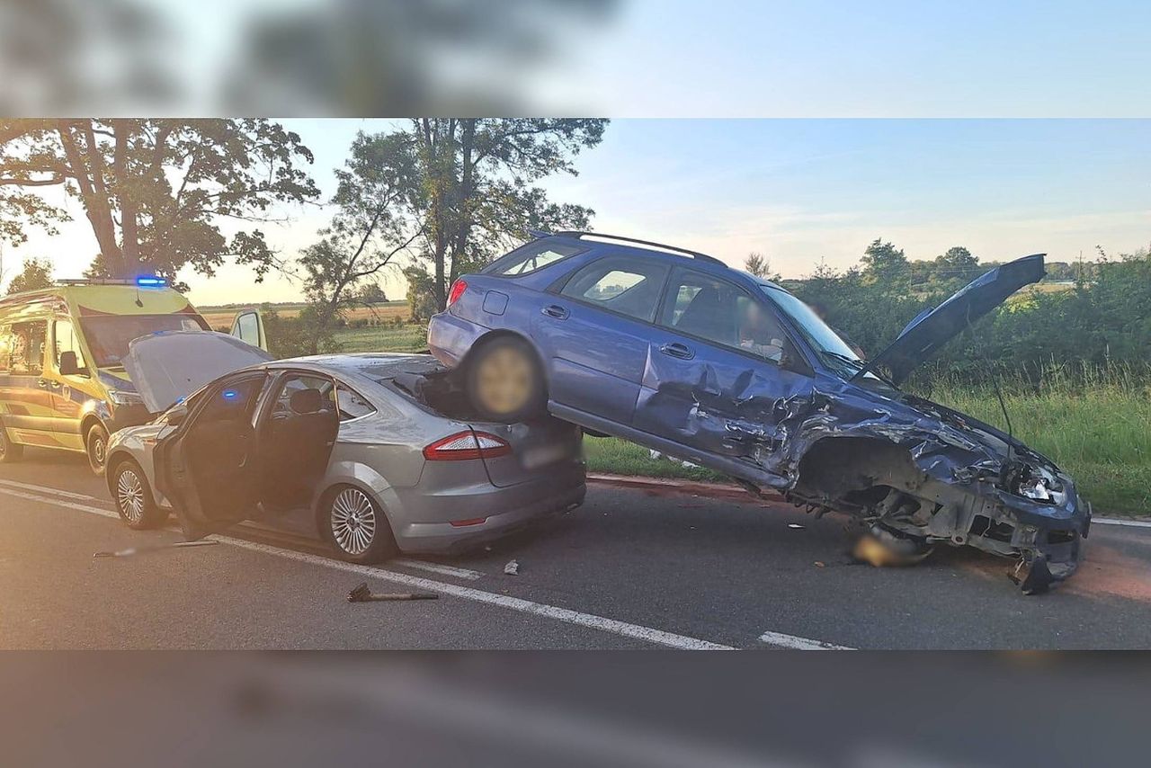 Subaru zatrzymało się na bagażniku forda