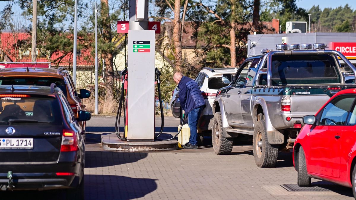 kolejka na stacji paliw
Marcin Bielecki
dystrybutory z paliwem, kierowcy samochodów, kolejka kolejki, lubieszynie, stacja paliw, tankowanie