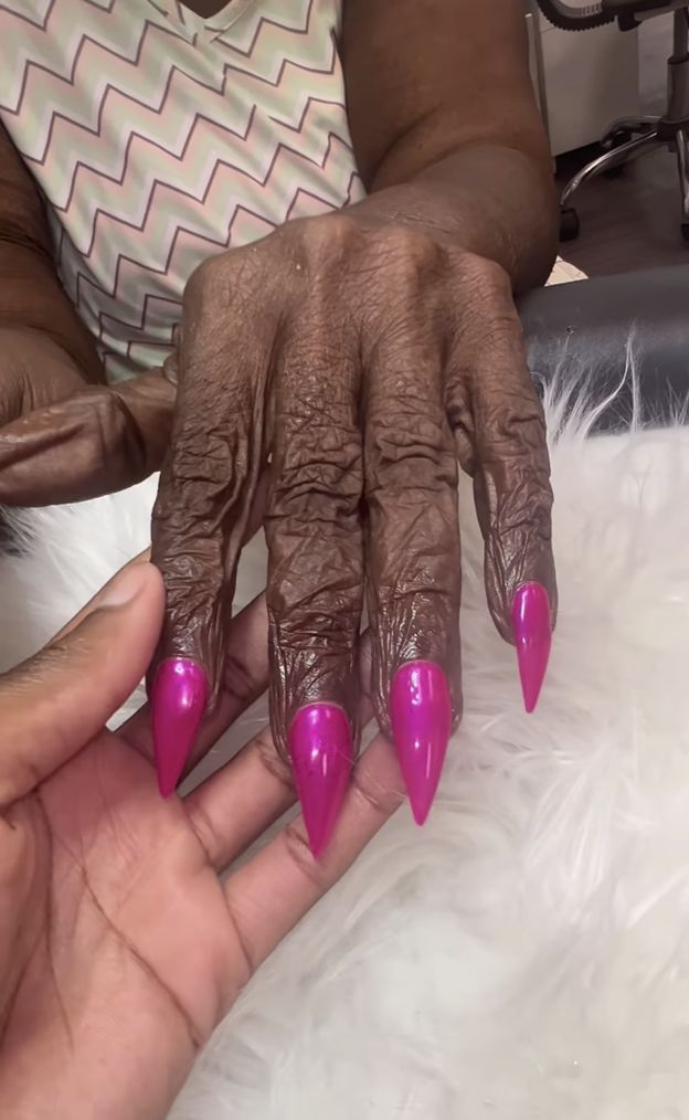 Manicurzystka pokazała paznokcie swojej klientki. Internauci byli w SZOKU (WIDEO)