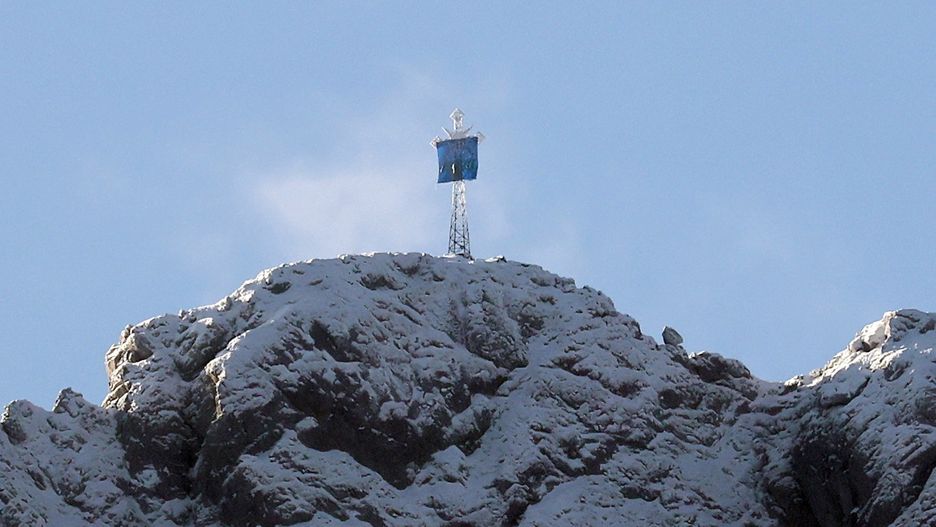 Giewont. Na znajdującym się na szczycie krzyżu zawisł banner
