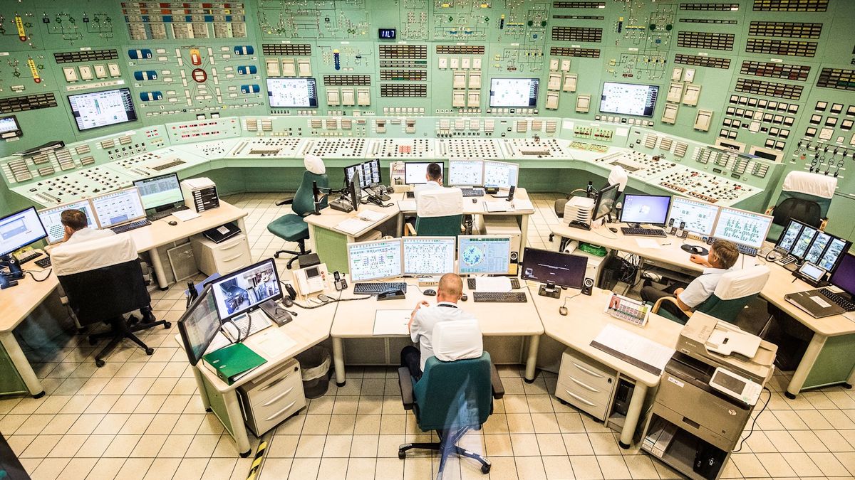 Nastawnia w węgierskiej elektrowni atomowej Paks. David Robinson chce, by firmy AI miały standardy bezpieczeństwa jak w energetyce jądrowej