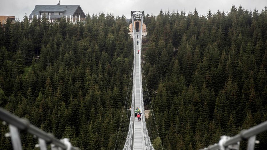 arch51
TOPSHOT - Tourists walk across the Sky Bridge 721 suspension footbridge, said to be the longest of its kind in the world,in Dolni Morava, Czech Republic, on May 30, 2022. (Photo by Michal CIZEK / AFP)
MICHAL CIZEK