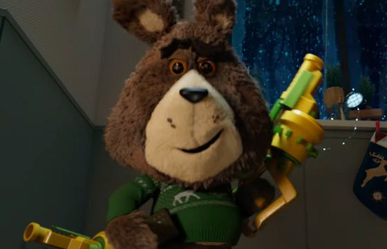 Plush w bożonarodzeniowym spocie jak „Kevin sam w domu”