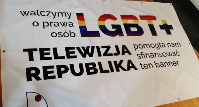 OKO.press pieniądze z ugody z TV Republika przeznaczyło na transparent  na Paradę Równości