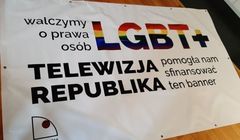 OKO.press pieniądze z ugody z TV Republika przeznaczyło na transparent  na Paradę Równości