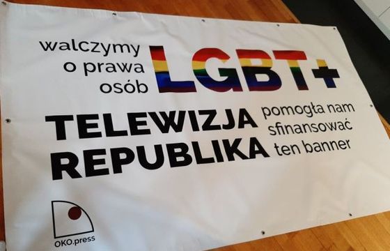 OKO.press pieniądze z ugody z TV Republika przeznaczyło na transparent  na Paradę Równości