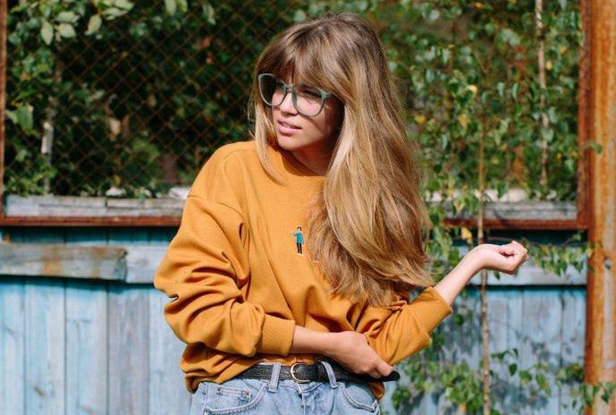 Połącz styl z wygodą i wybierz modną bluzę! Sprawdź, jakie modele królują w letnich trendach