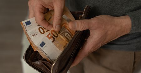 Polacy na emigracji. Raport NBP: pracują jako robotnicy i rzemieślnicy