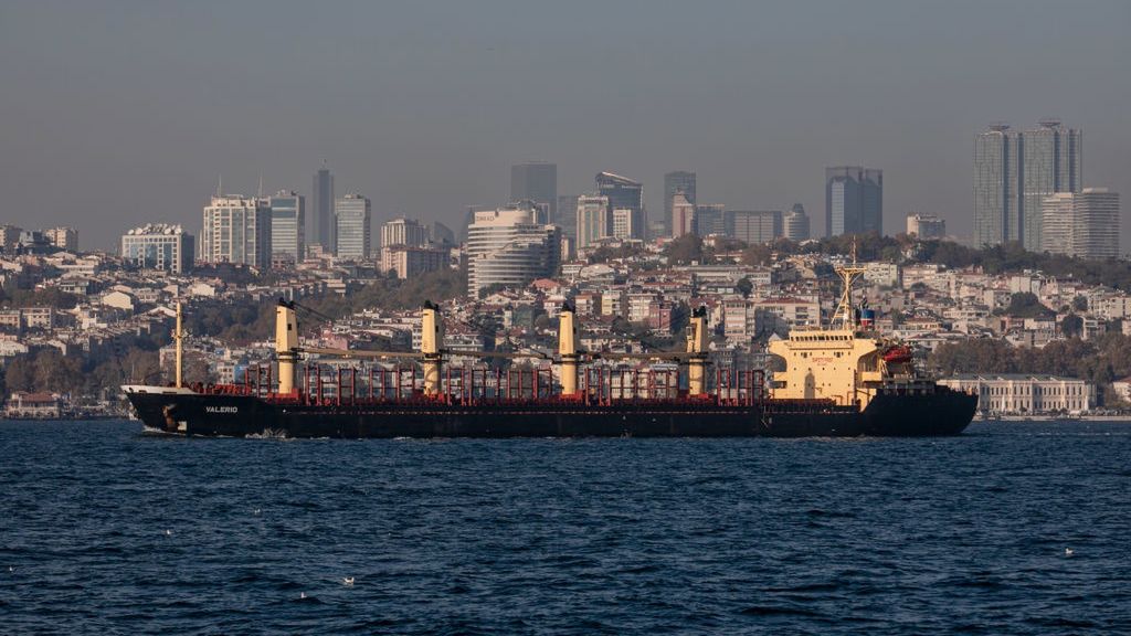 Statki ze zbożem w Cieśninie Bosfor, gdy Rosja zgodziła się  wznowić umowę eksportową z Ukrainą