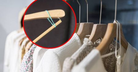 Załóż gumkę recepturkę na wieszak. O poranku sobie podziękujesz