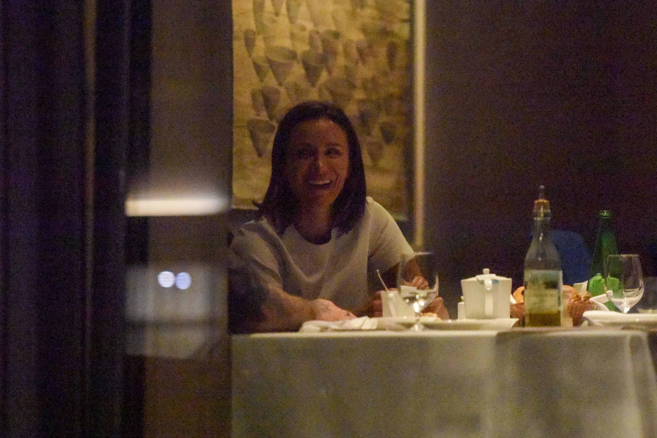 Sara i Artur Borucowie randkują w restauracji