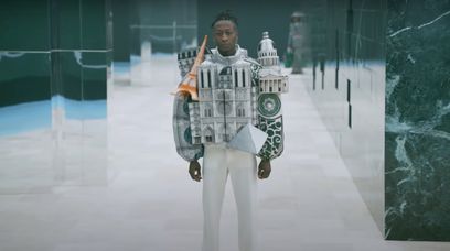 Marzysz o podróży do Paryża? Louis Vuitton: Ubierz się w jego makietę