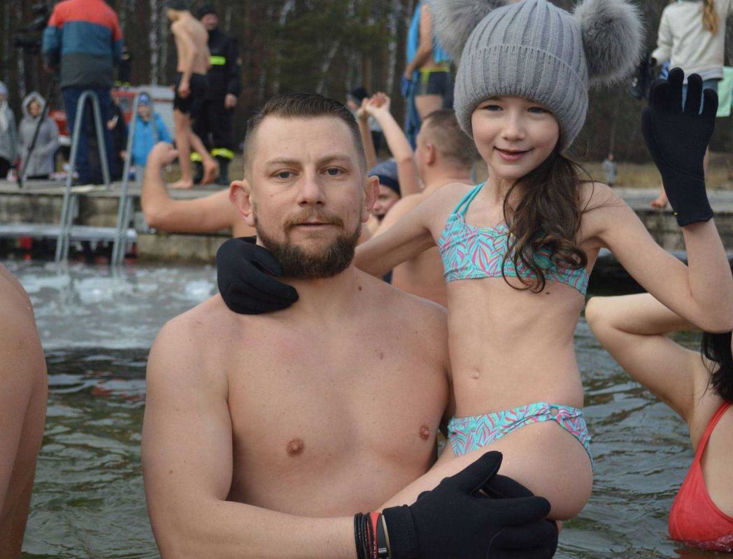 Weronika morsuje razem z mamą i tatą